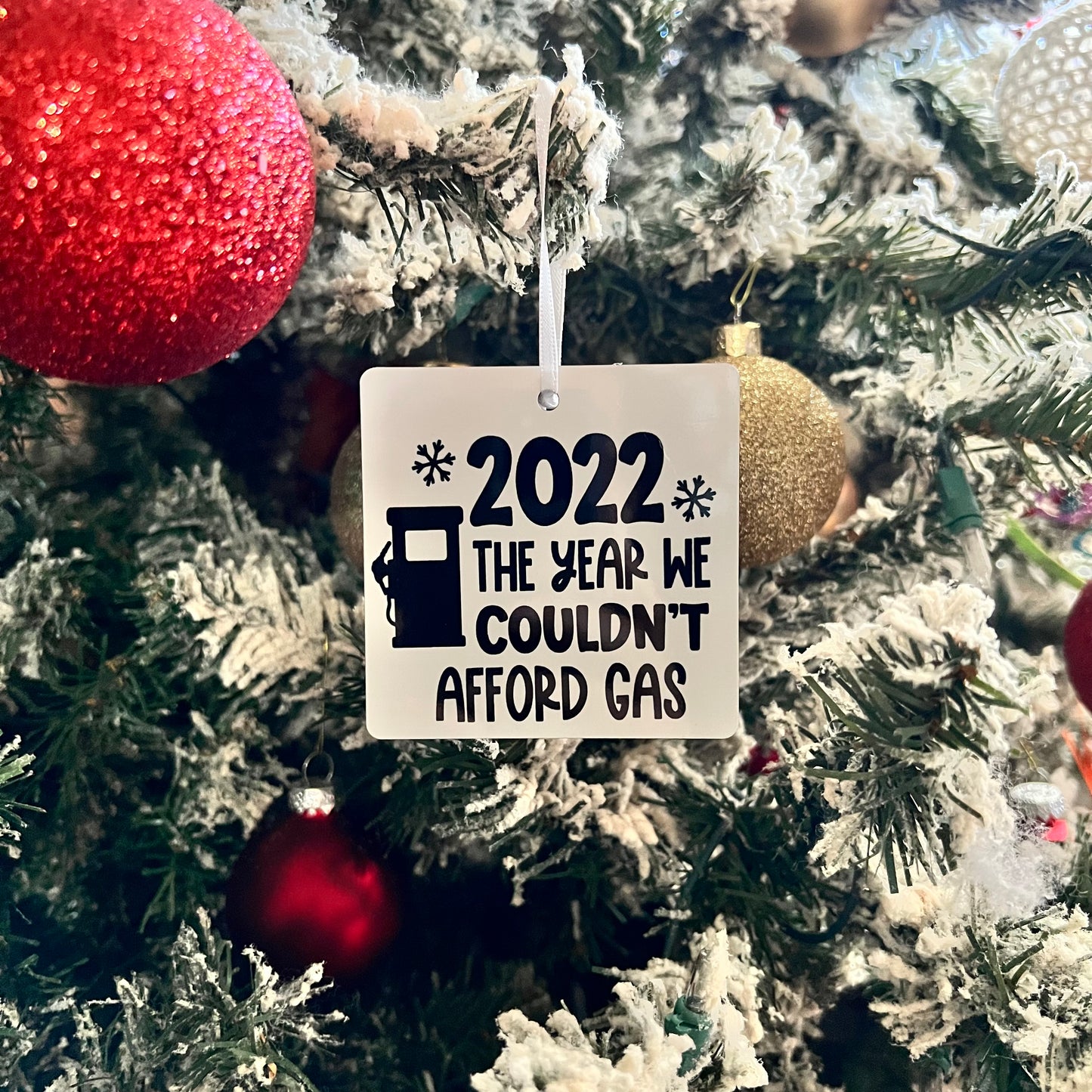 JenDore Adorno navideño de madera hecho a mano "2022, el año en que no pudimos permitirnos el lujo de gasolina"
